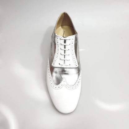 Scarpa stringata Richard MS14 Oxford Brogue in pelle bianca e argento, forma lunga, stile elegante e classico.