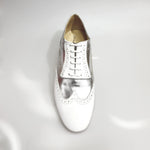 Carica immagine nella Galleria, Scarpa stringata Richard MS14 Oxford Brogue in pelle bianca e argento, forma lunga, stile elegante e classico.
