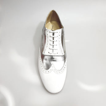 Richard (MS14) - Lace-up dovetail Mod. Oxford Brogue Shoe in White Leather and Silver Leather Long Shape