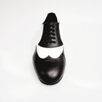 Load image into Gallery viewer, COTISO (108N) - Stringata a Coda di Rondine Mod. Oxford in Pelle Nera e Pelle Bianca

