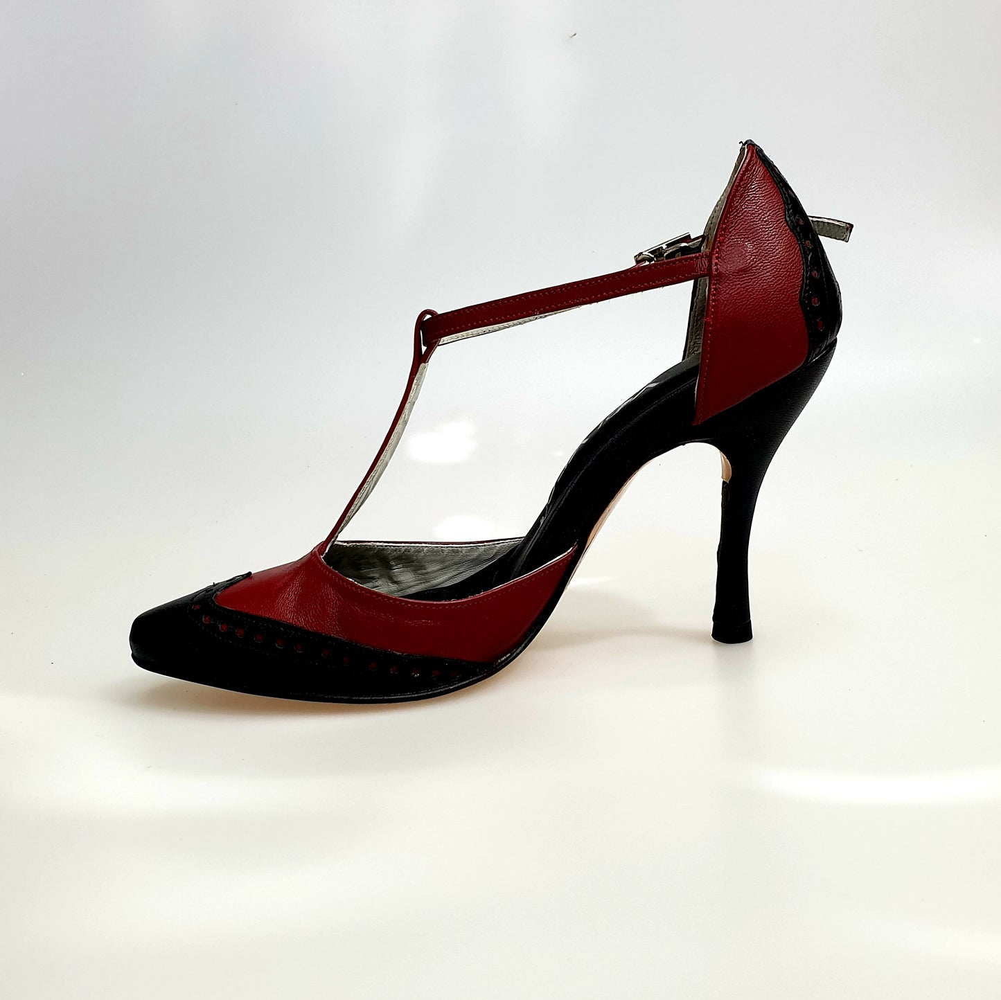 Scarpa donna Odette TS53 V di Wishdance, chiusa, in pelle bordò e nera, con design elegante e dettagli raffinati.