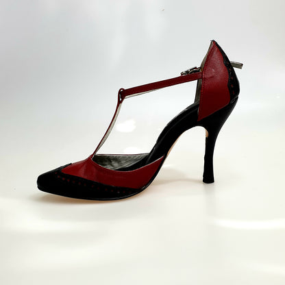 Scarpa donna Odette TS53 V di Wishdance, chiusa, in pelle bordò e nera, con design elegante e dettagli raffinati.