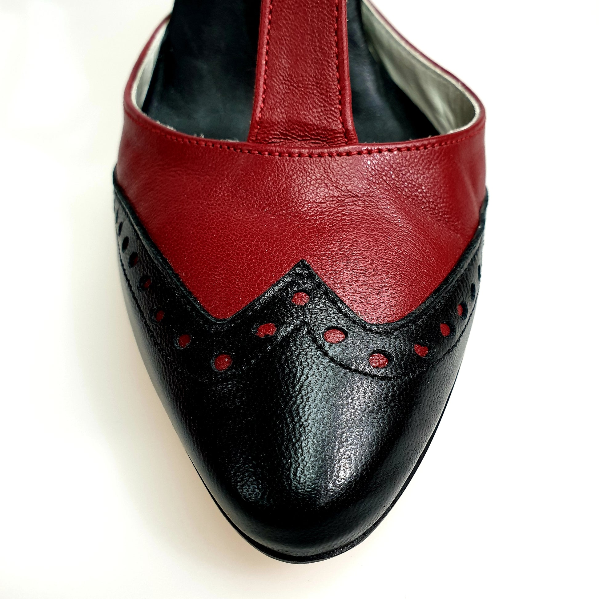 Scarpa chiusa da donna Odette TS53 V di Wishdance in pelle bordò e nera, con dettagli eleganti e design classico.