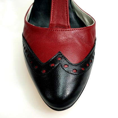 Scarpa chiusa da donna Odette TS53 V di Wishdance in pelle bordò e nera, con dettagli eleganti e design classico.
