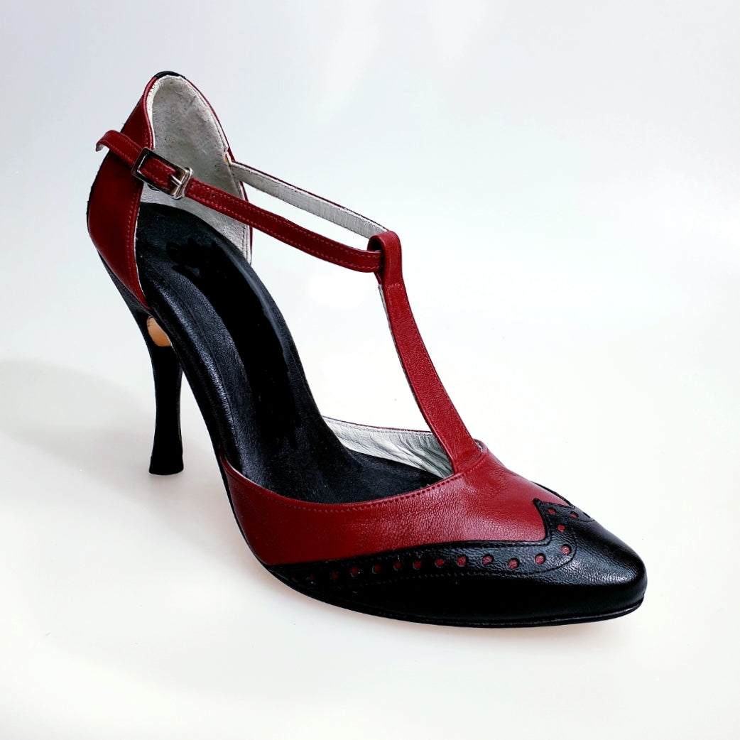 Scarpa chiusa da donna Wishdance Odette TS53 V in pelle bordò e nera, con design elegante e dettagli raffinati.