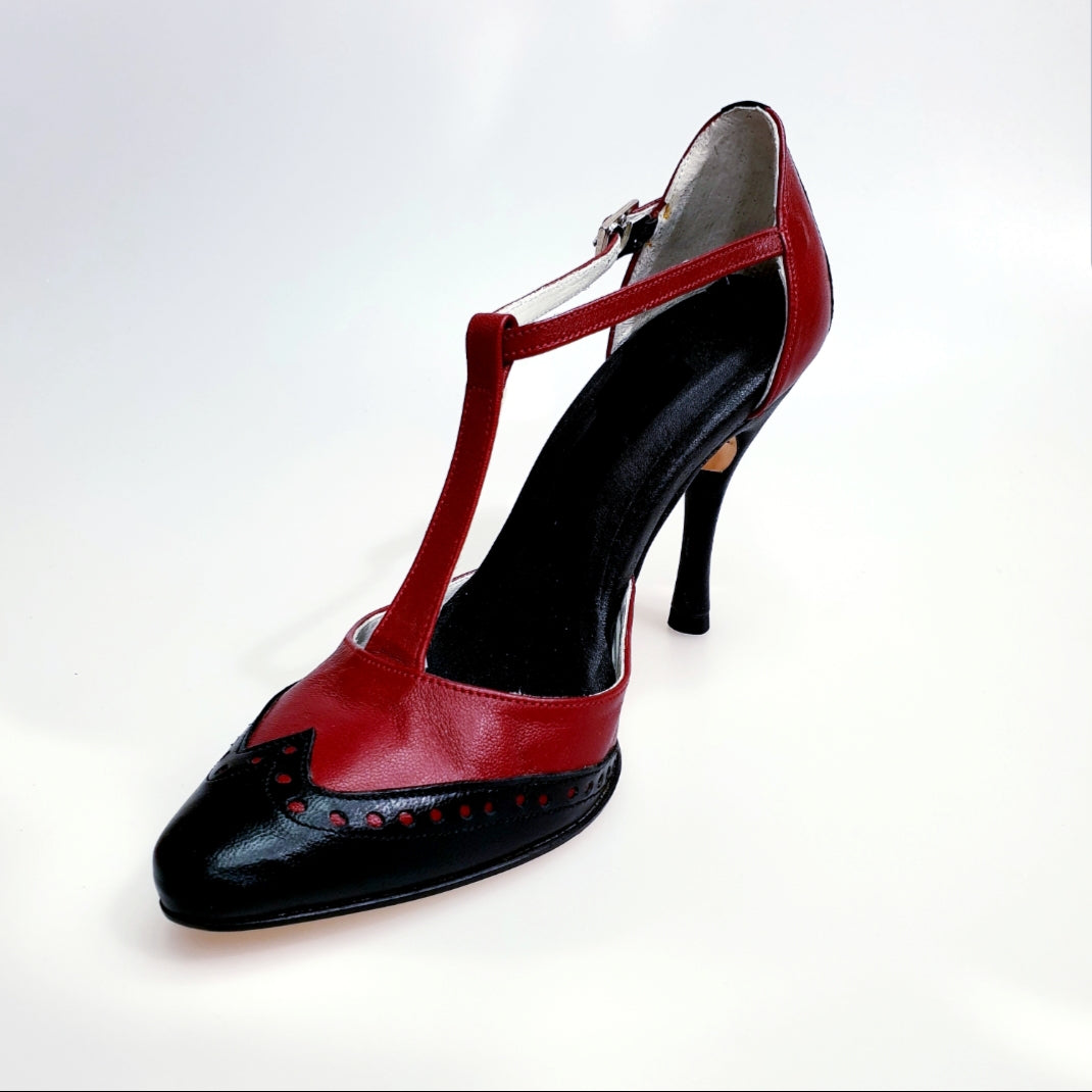 Scarpa chiusa da donna Odette TS53 V Wishdance in pelle bordò e nera, con design elegante e dettagli raffinati.
