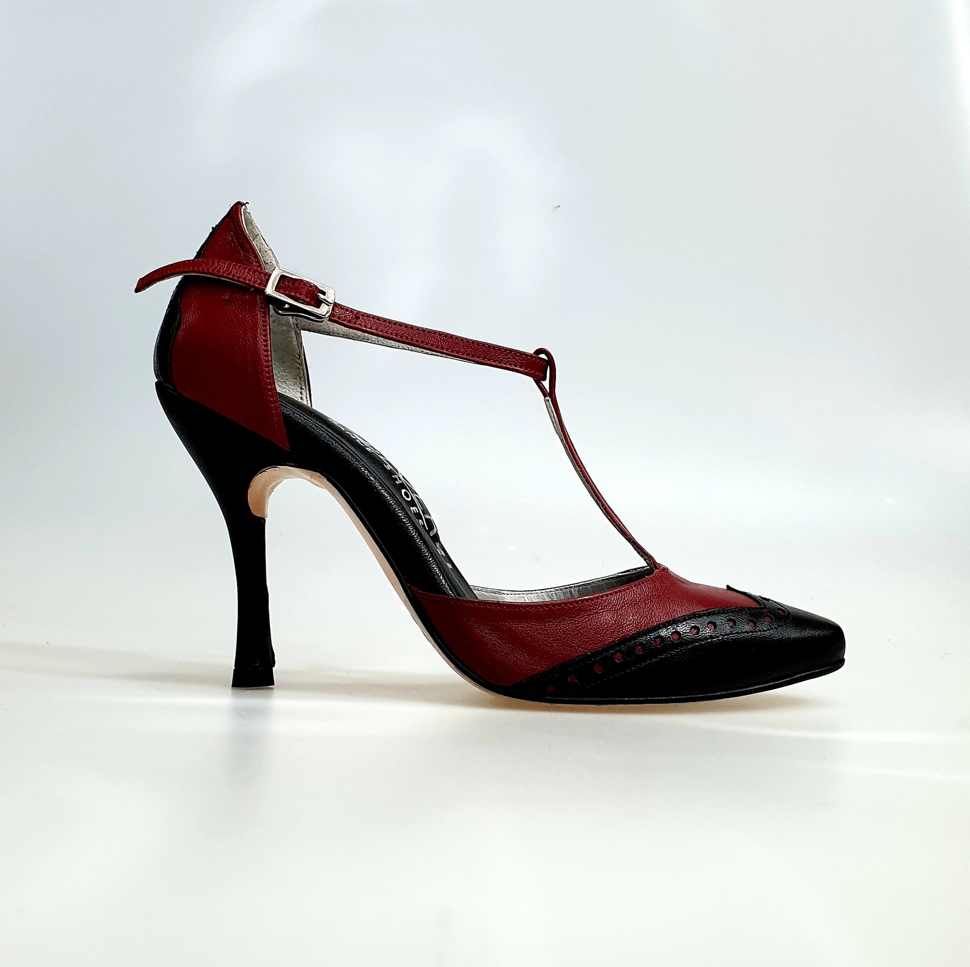 Scarpa chiusa da donna Wishdance Odette TS53 V in pelle bordò e nera, con dettagli eleganti e suola robusta.