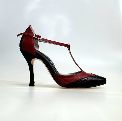 Scarpa chiusa da donna Wishdance Odette TS53 V in pelle bordò e nera, con dettagli eleganti e suola robusta.