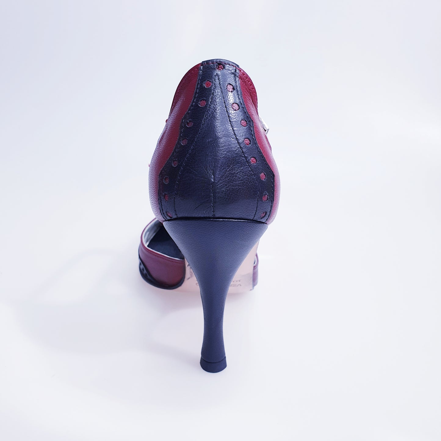 Scarpa donna Odette TS53 V Wishdance in pelle bordò e nera, chiusa con suola antiscivolo, elegante e comoda.
