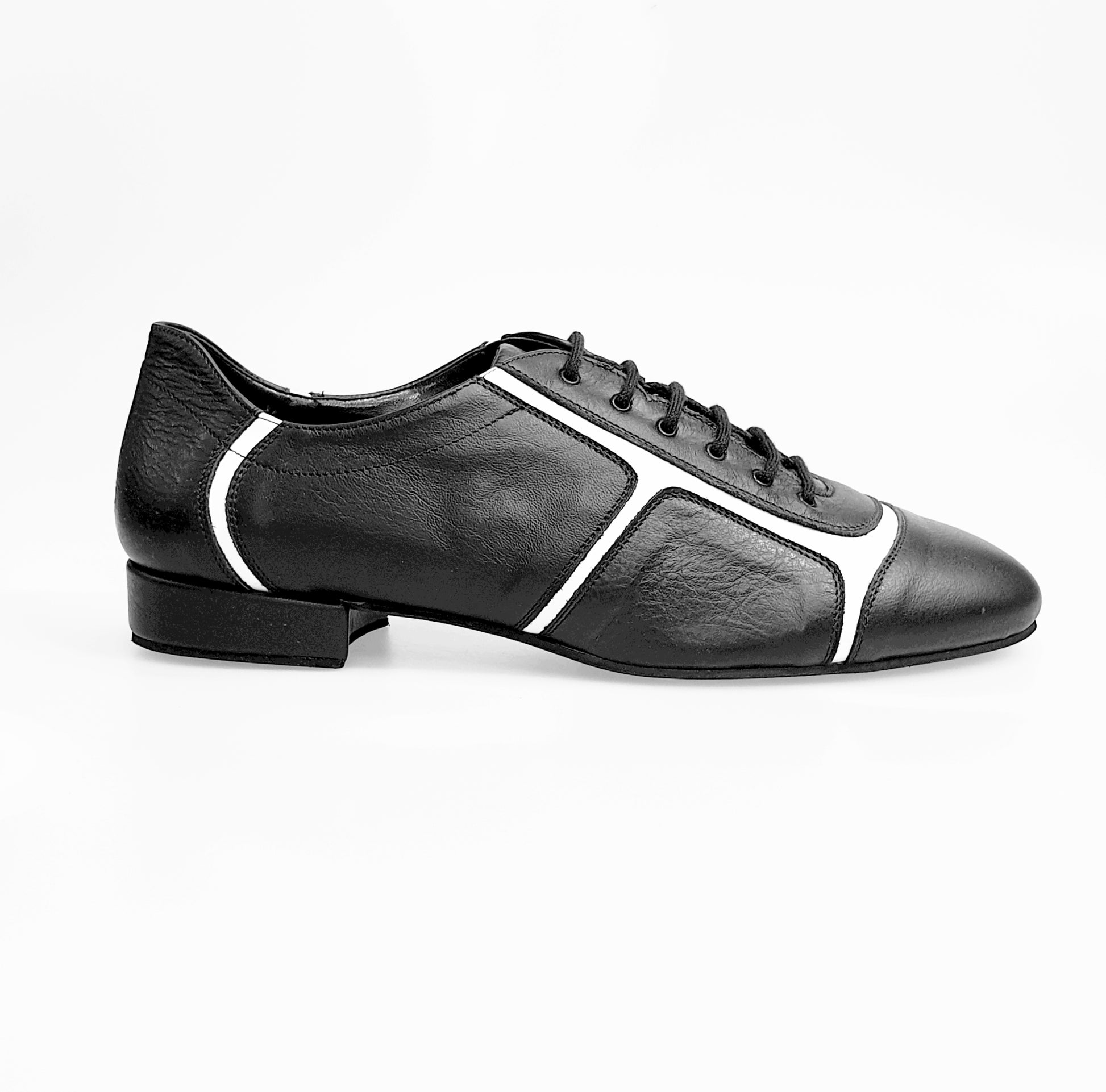 Sneaker Wish Dance Shop Manuel 820 in pelle nera con inserti in vernice bianca, vista frontale con dettagli eleganti.
