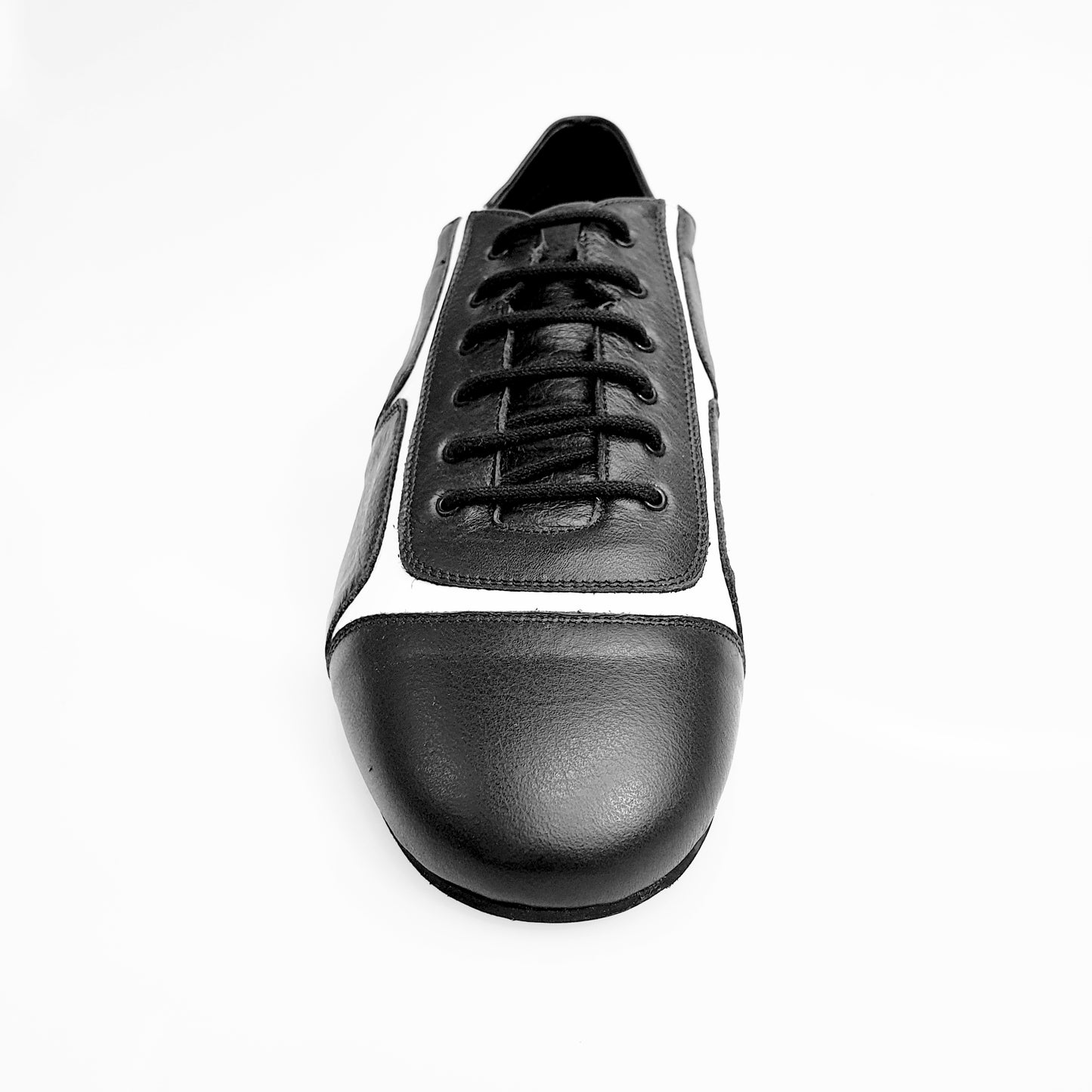 Sneaker Manuel 820 in pelle nera con inserti in vernice bianca, scarpa sportiva con suola bianca e design elegante.