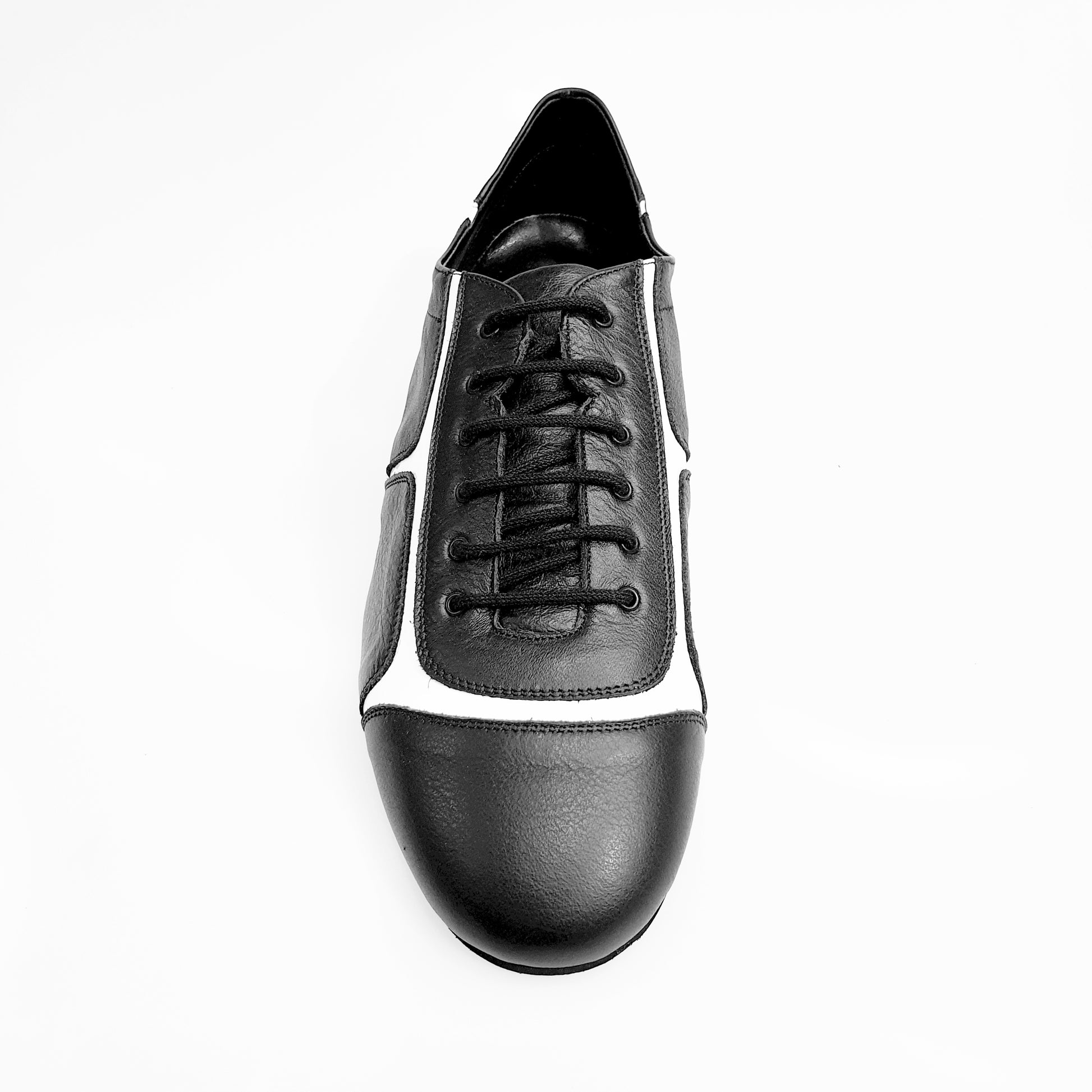 Sneaker nera in pelle Manuel (820) con inserti in vernice bianca, calzatura sportiva moderna e di stile.