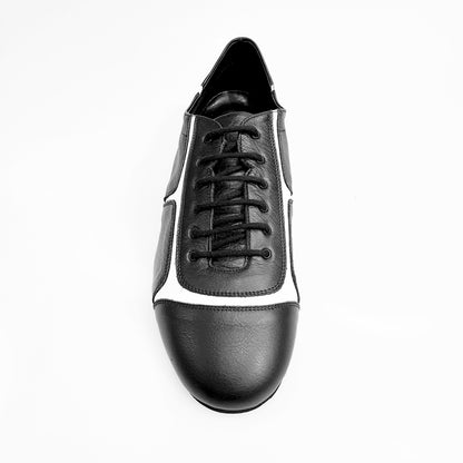 Sneaker nera in pelle Manuel (820) con inserti in vernice bianca, calzatura sportiva moderna e di stile.