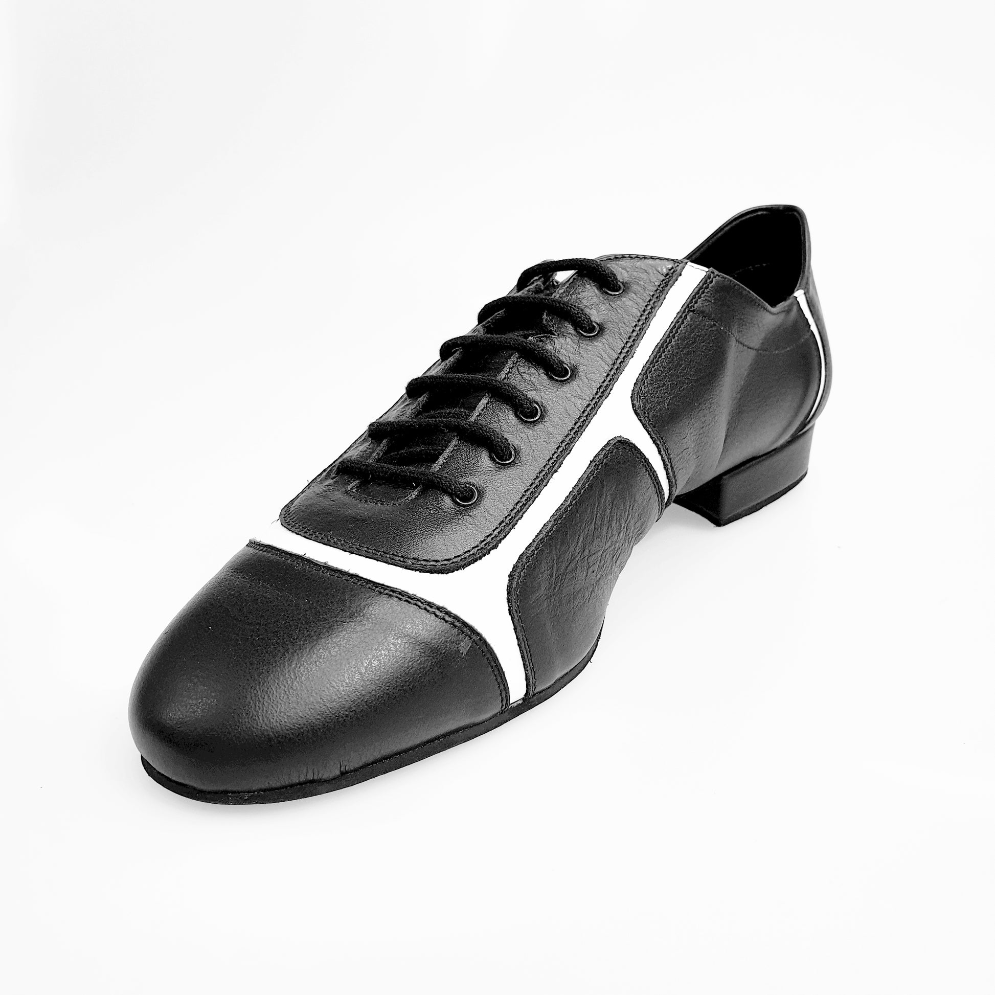 Sneaker in pelle nera con inserti in vernice bianca, modello Manuel (820) di Wish Dance Shop, vista laterale.