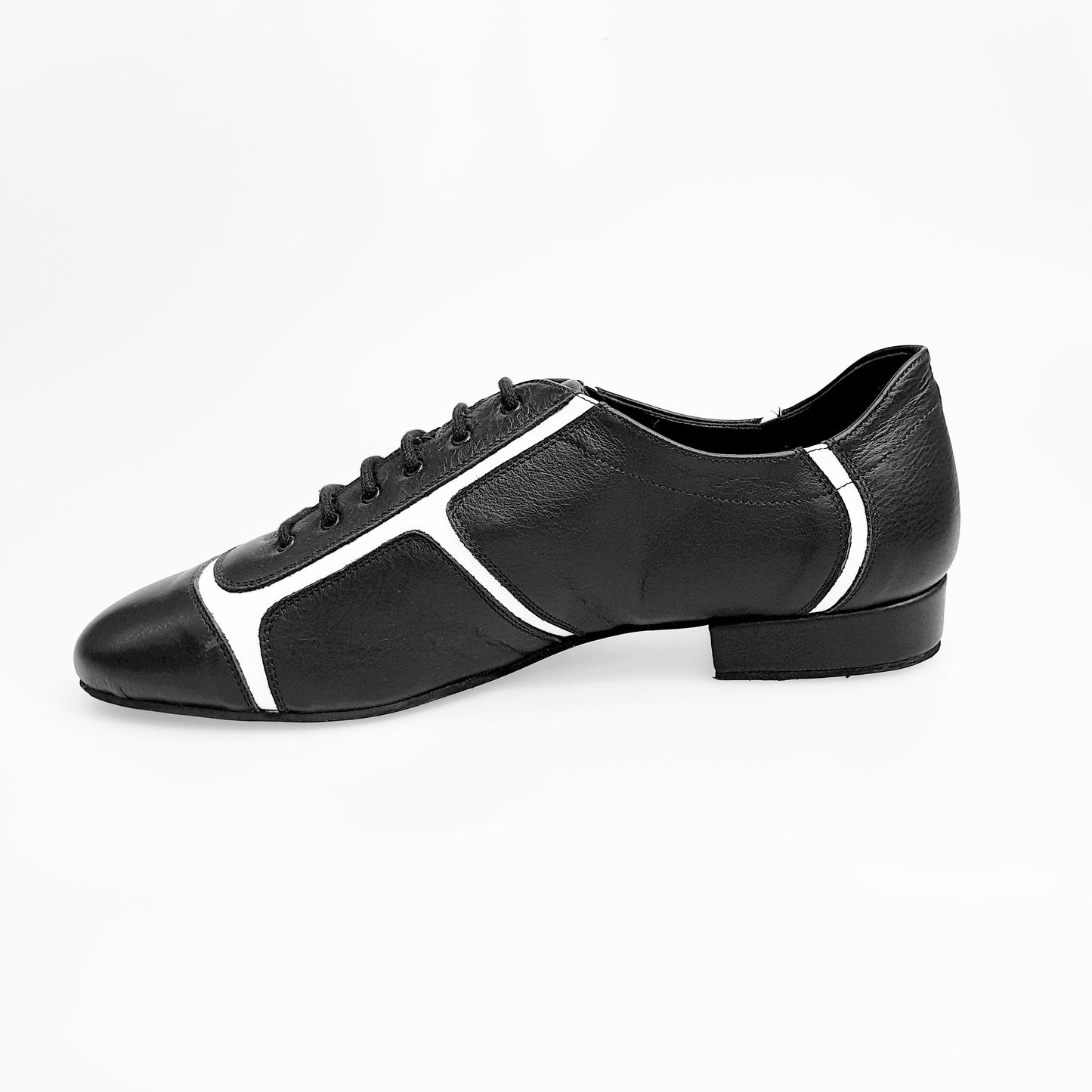 Sneaker Wish Dance Shop Manuel 820 in pelle nera con inserti in vernice bianca, dettaglio laterale e suola in gomma.
