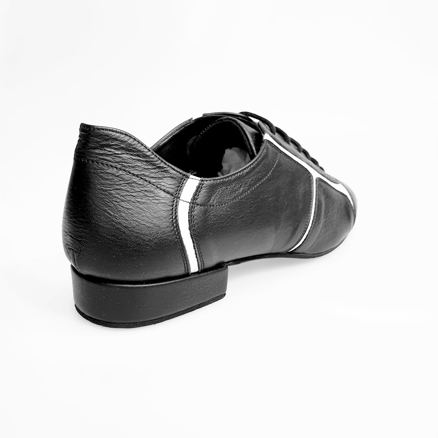 Sneaker Wish Dance Shop Manuel 820 in pelle nera con inserti in vernice bianca, dettagli eleganti e stile sportivo.