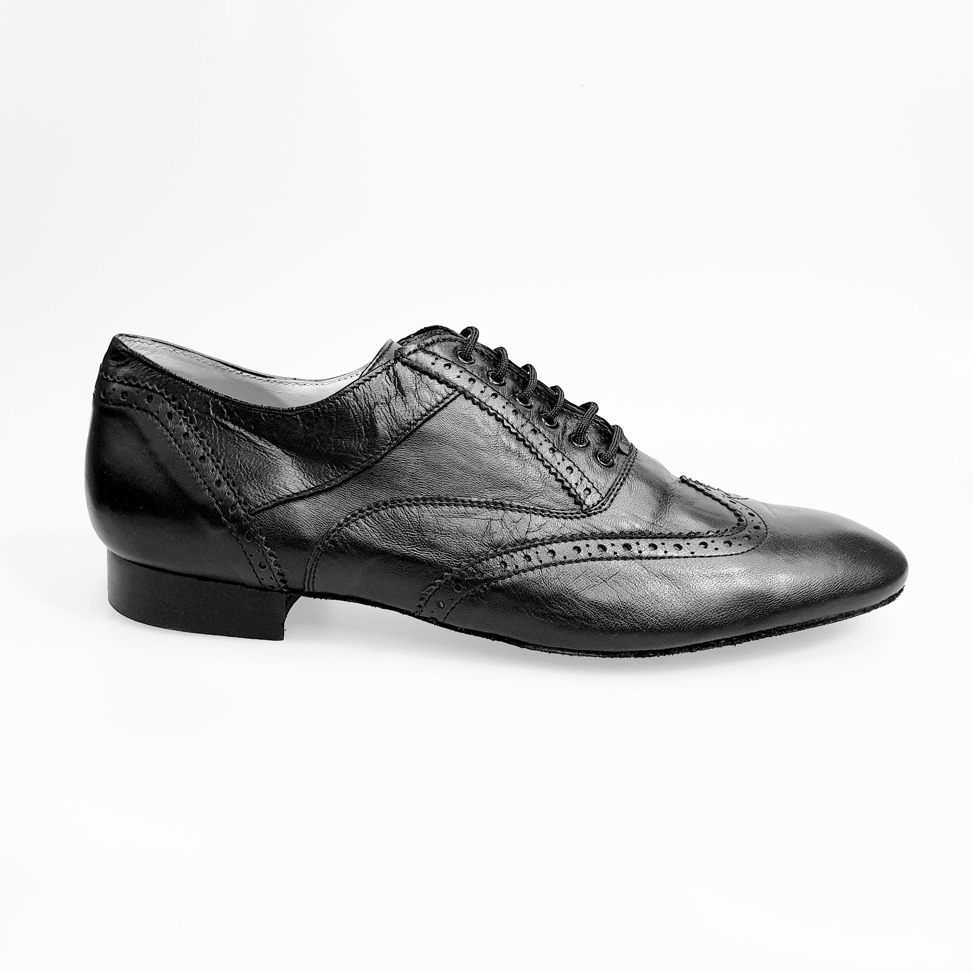 Scarpa stringata Richard MS14 in pelle nera, stile Oxford Brogue con coda di rondine, forma lunga, design elegante e classico.