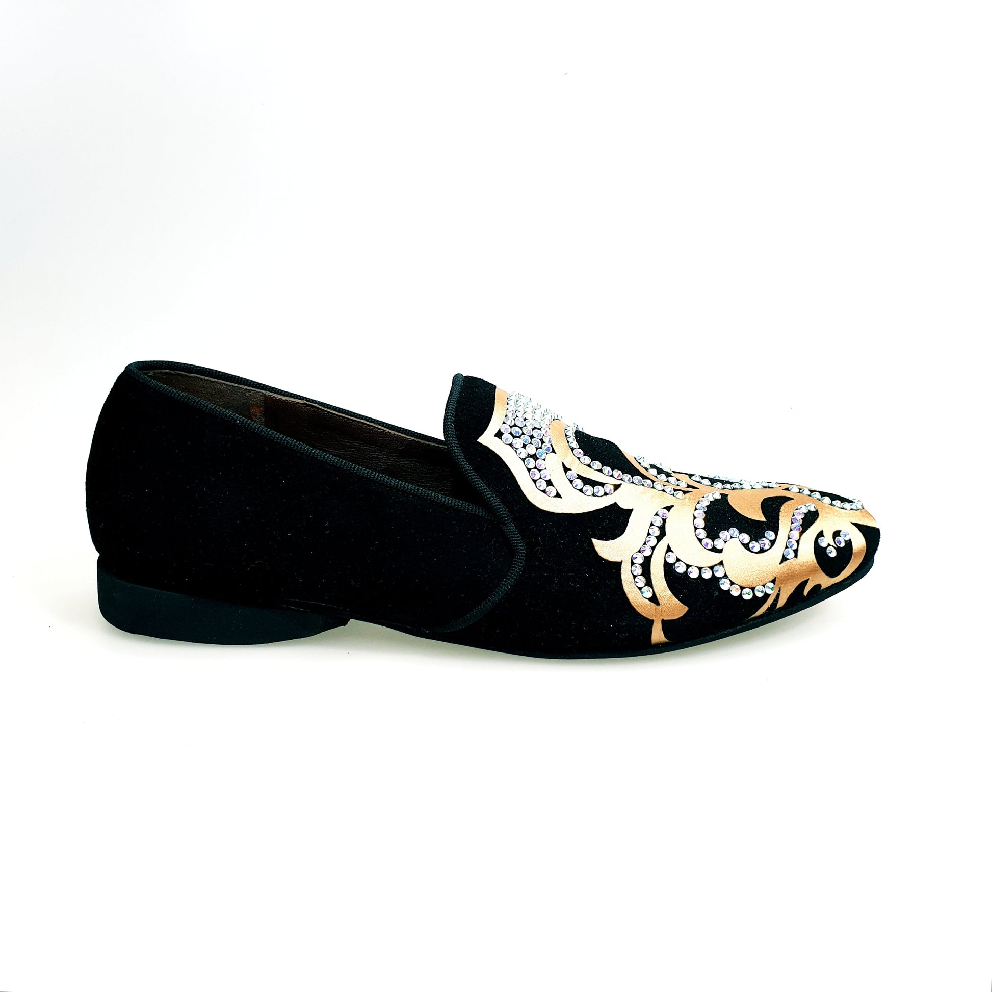Mocassino da uomo Daniel SW (MS20) in camoscio nero con dettagli in raso seta oro e Swarovski Boreali, forma lunga.
