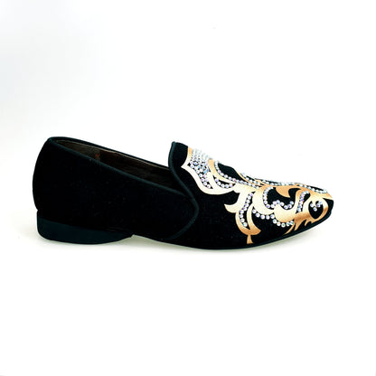 Mocassino da uomo Daniel SW (MS20) in camoscio nero con dettagli in raso seta oro e Swarovski Boreali, forma lunga.