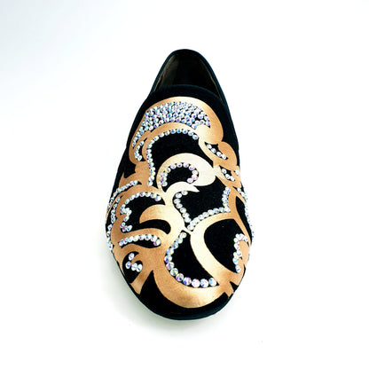 Scarpa da uomo Daniel SW MS20 in camoscio nero con dettagli in raso seta oro e Swarovski Boreali forma lunga, stile elegante.