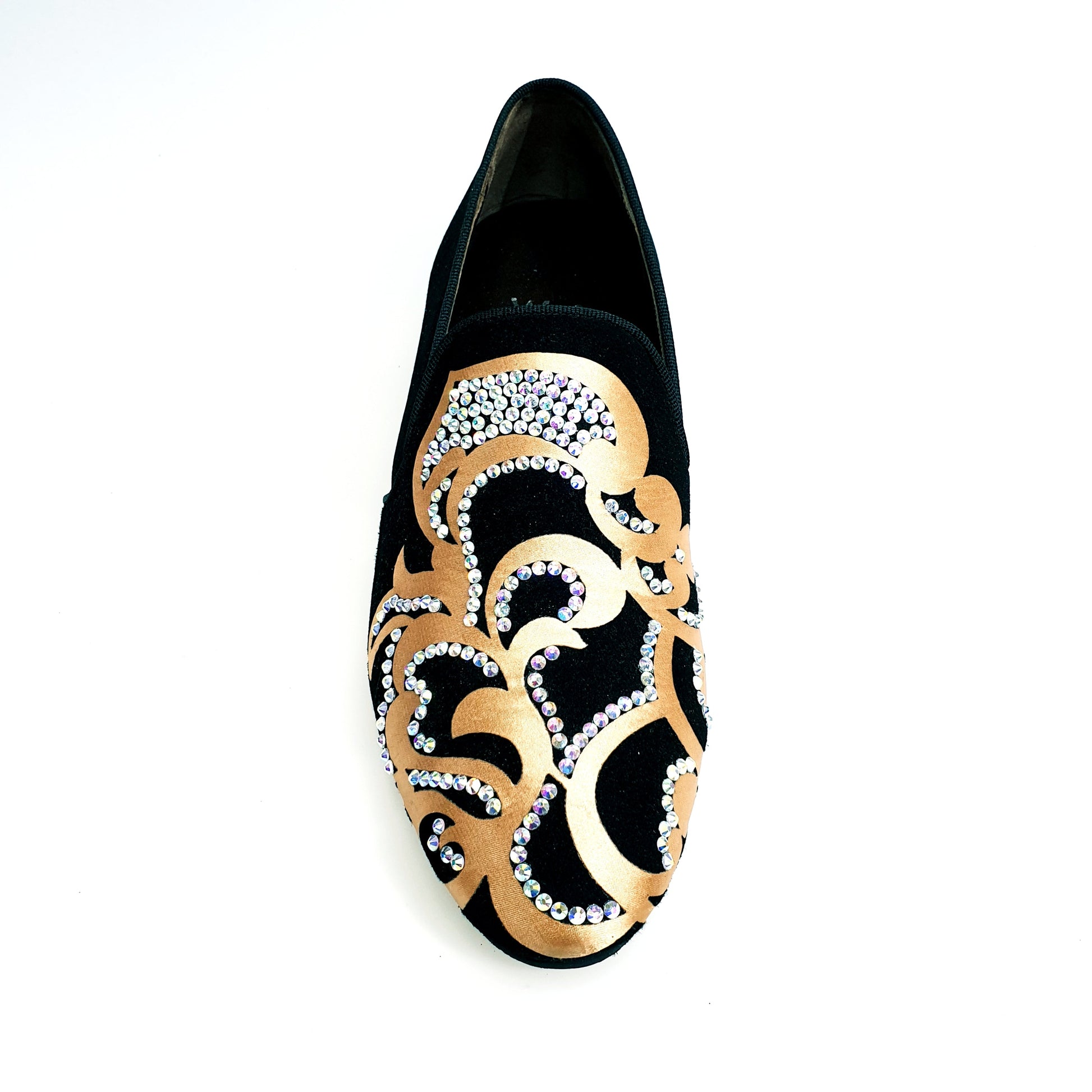 Scarpa da uomo Daniel SW MS20 in camoscio nero con dettaglio in raso seta oro e Swarovski Boreali, forma lunga.