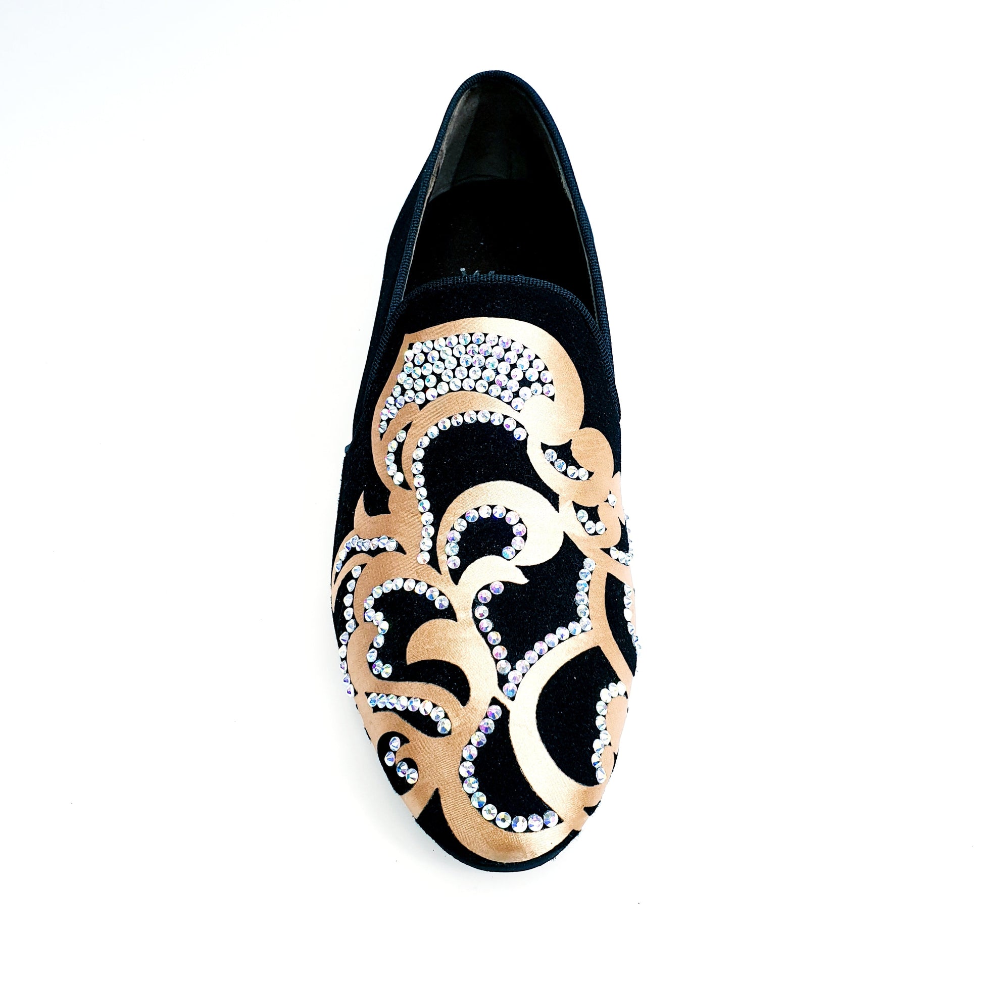Scarpa da uomo Daniel SW (MS20) in camoscio nero con dettagli in raso seta oro e Swarovski Boreali, forma lunga elegante.