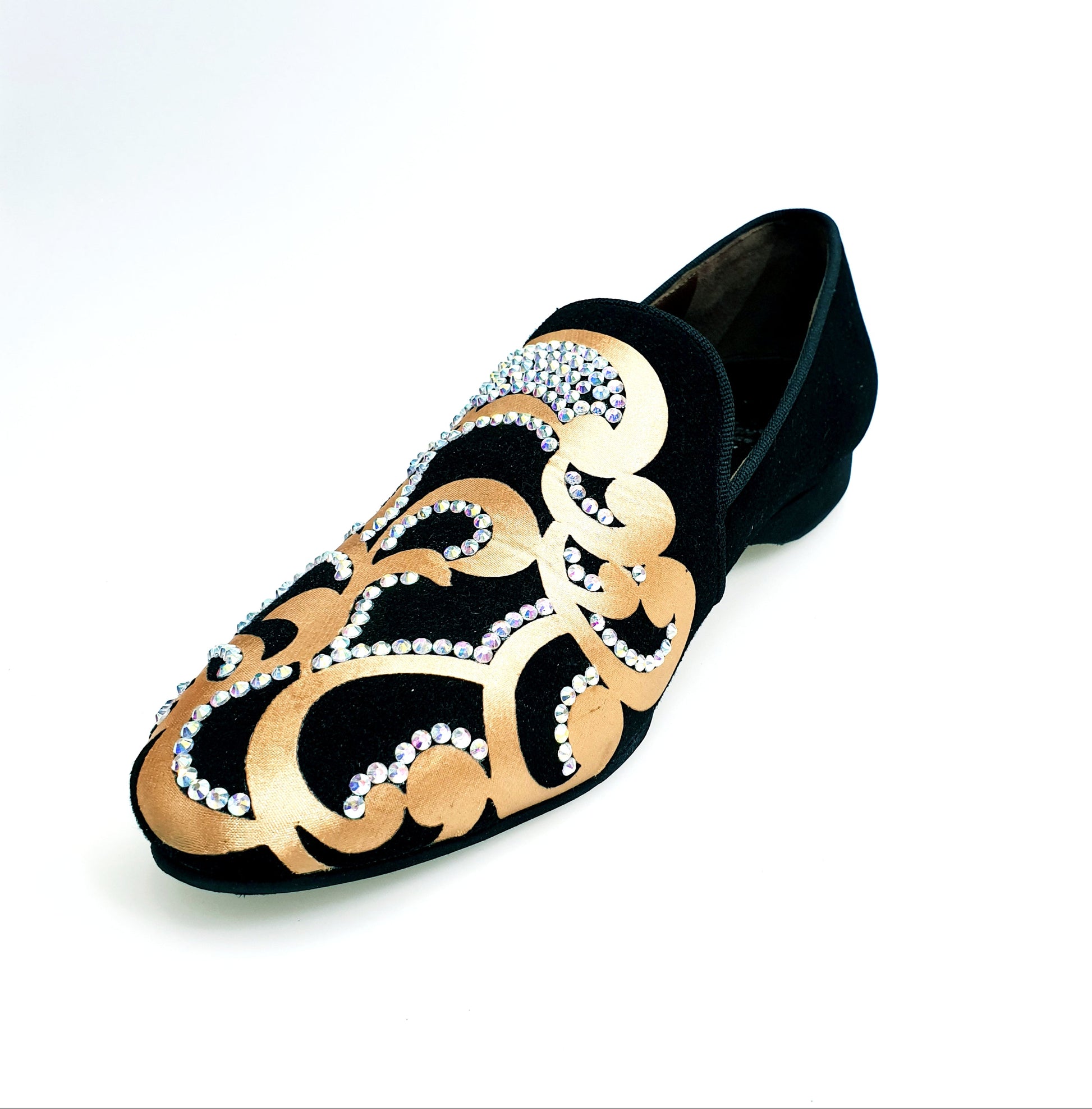 Scarpa da uomo Daniel SW MS20 in camoscio nero con dettaglio in raso seta oro e Swarovski Boreali, forma lunga elegante.