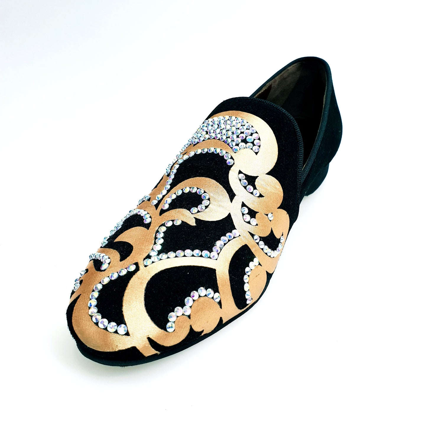 Scarpa da uomo Daniel SW MS20 in camoscio nero con dettagli in raso seta oro e Swarovski Boreali, forma lunga elegante.