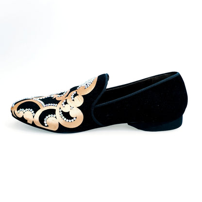 Scarpa da uomo Daniel SW (MS20) in camoscio nero con dettaglio in raso seta oro e Swarovski Boreali, forma lunga, stile elegante.
