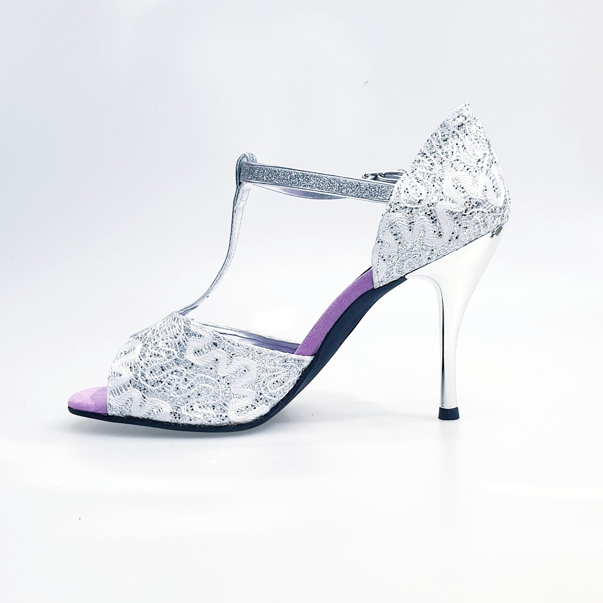 Scarpa Outlet Pizzo Bianco con dettagli in pizzo bianco, suola in gomma, stile elegante e femminile, vista frontale.