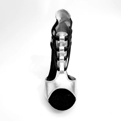 Sandalo da donna Lilith (460) in pelle argento di Wish Dance Shop, mostrato in primo piano con dettagli eleganti.