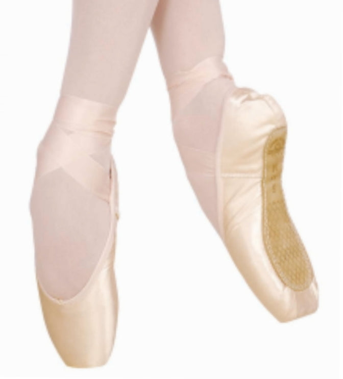 Punte da danza classica Grishko 2007 Pro di Wish Dance Shop, morbide e larghe, visibili in primo piano con dettagli di cuciture e suola