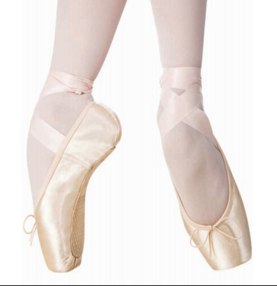 Punte da danza classica Grishko Triumph con suola dura, modello a larghezza unica, in colore neutro, visibile in primo piano.