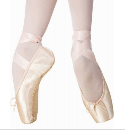 Punte da danza classica Grishko Triumph con suola dura, modello a larghezza unica, in colore neutro, visibile in primo piano.