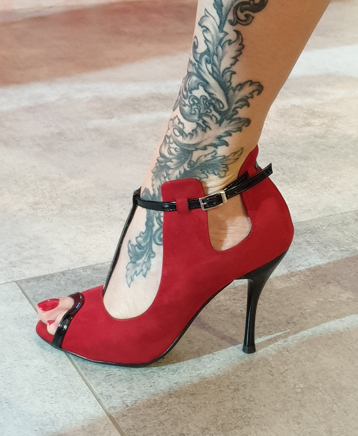 Scarpa in camoscio rosso Jenny Red con cinturini in vernice nera, dettagli eleganti, di Wish Dance Shop.