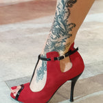 Carica immagine nella Galleria, Jenny (18/06) - Scarpa in camoscio rosso con dettagli e cinturini in vernice nera
