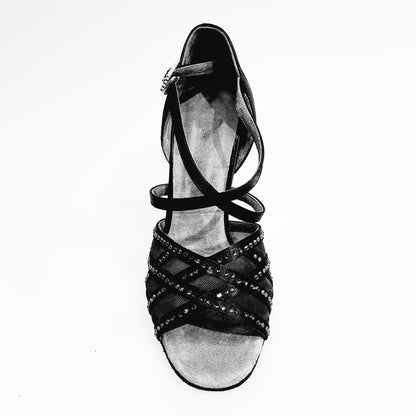 Scarpa da donna Brigitte QC Wish Dance Shop nera con dettagli in rete e strass, elegante e raffinata, visibile in primo piano.