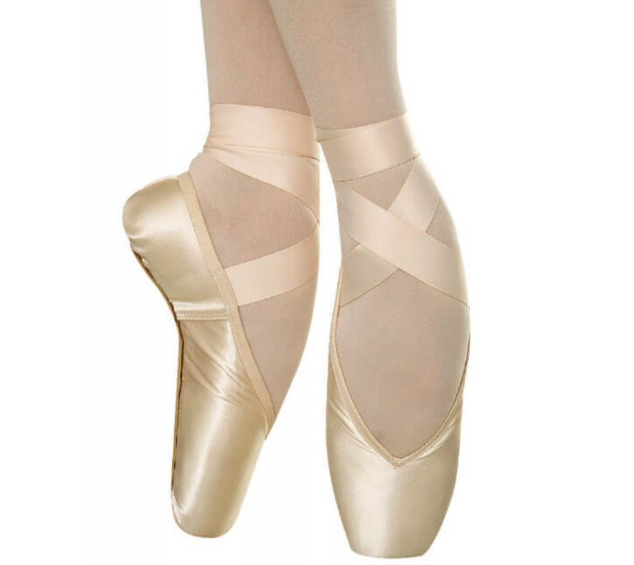 Punte danzanti classiche Russian Class RC-34 di Wish Dance Shop con coulisse e ampio appoggio, ideali per ballerini intermedi e avanzati.
