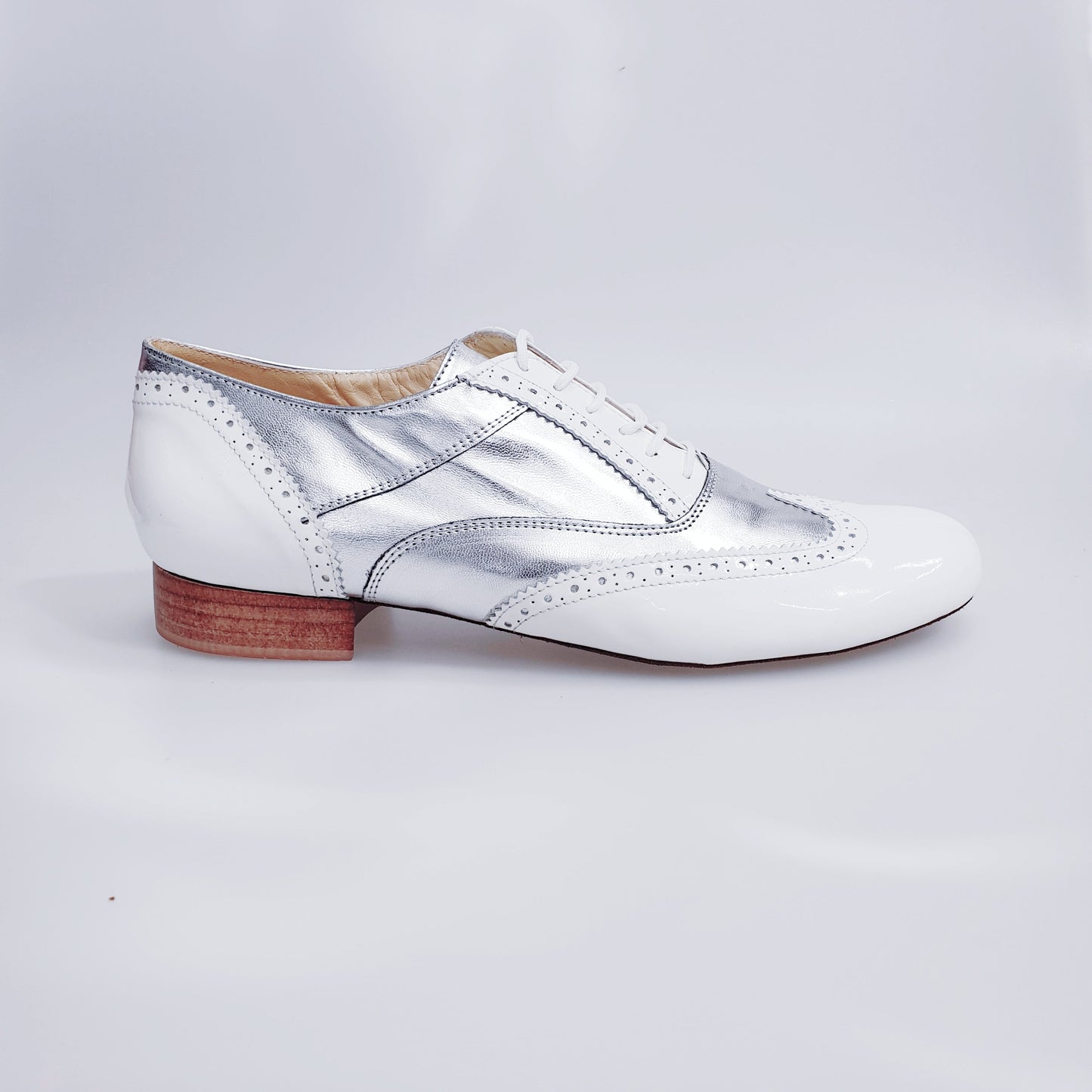 Scarpa stringata coda di rondine Wish Dance Shop in vernice bianca e pelle argento, forma tonda, modello Oxford Brogue.