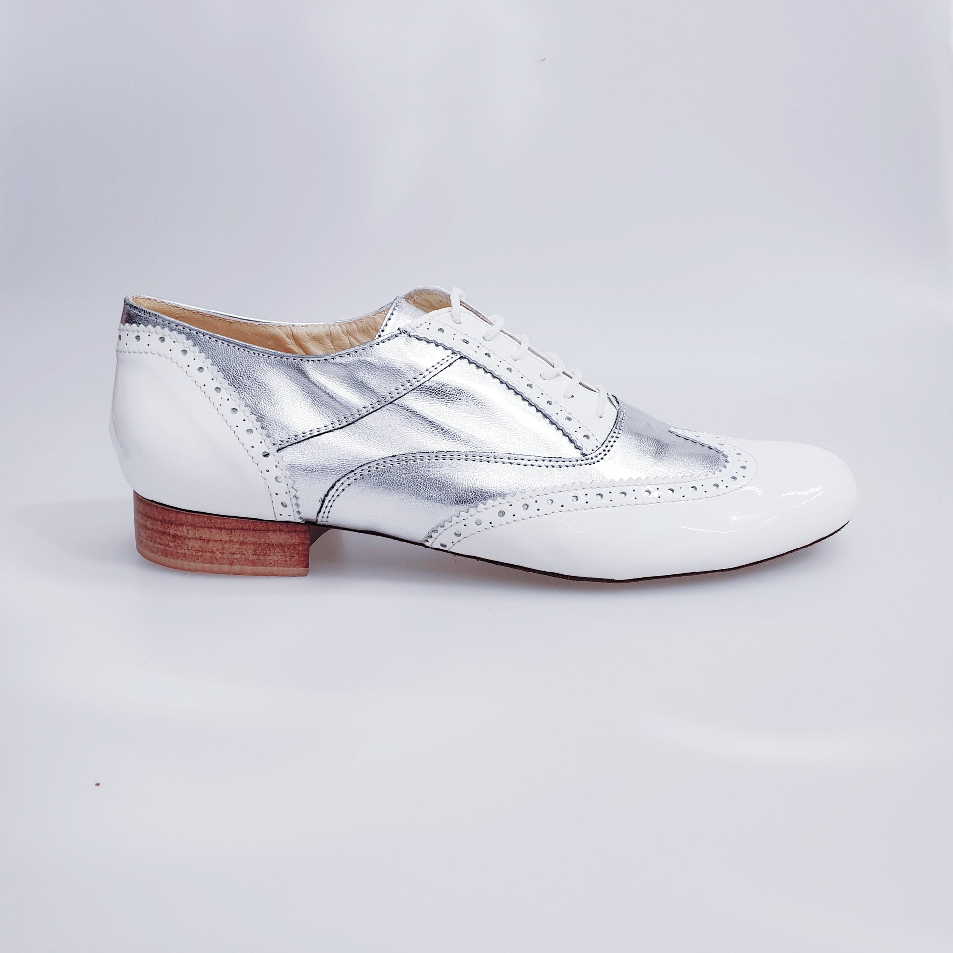 Scarpa stringata coda di rondine Wish Dance Shop in vernice bianca e pelle argento, forma tonda, modello Oxford Brogue.