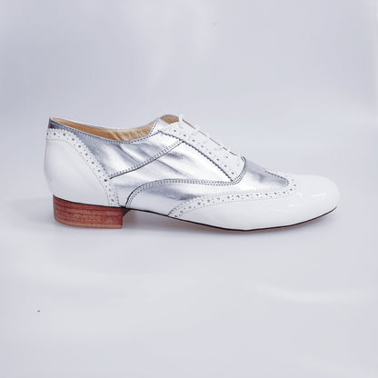 Scarpa stringata coda di rondine Wish Dance Shop in vernice bianca e pelle argento, forma tonda, modello Oxford Brogue.