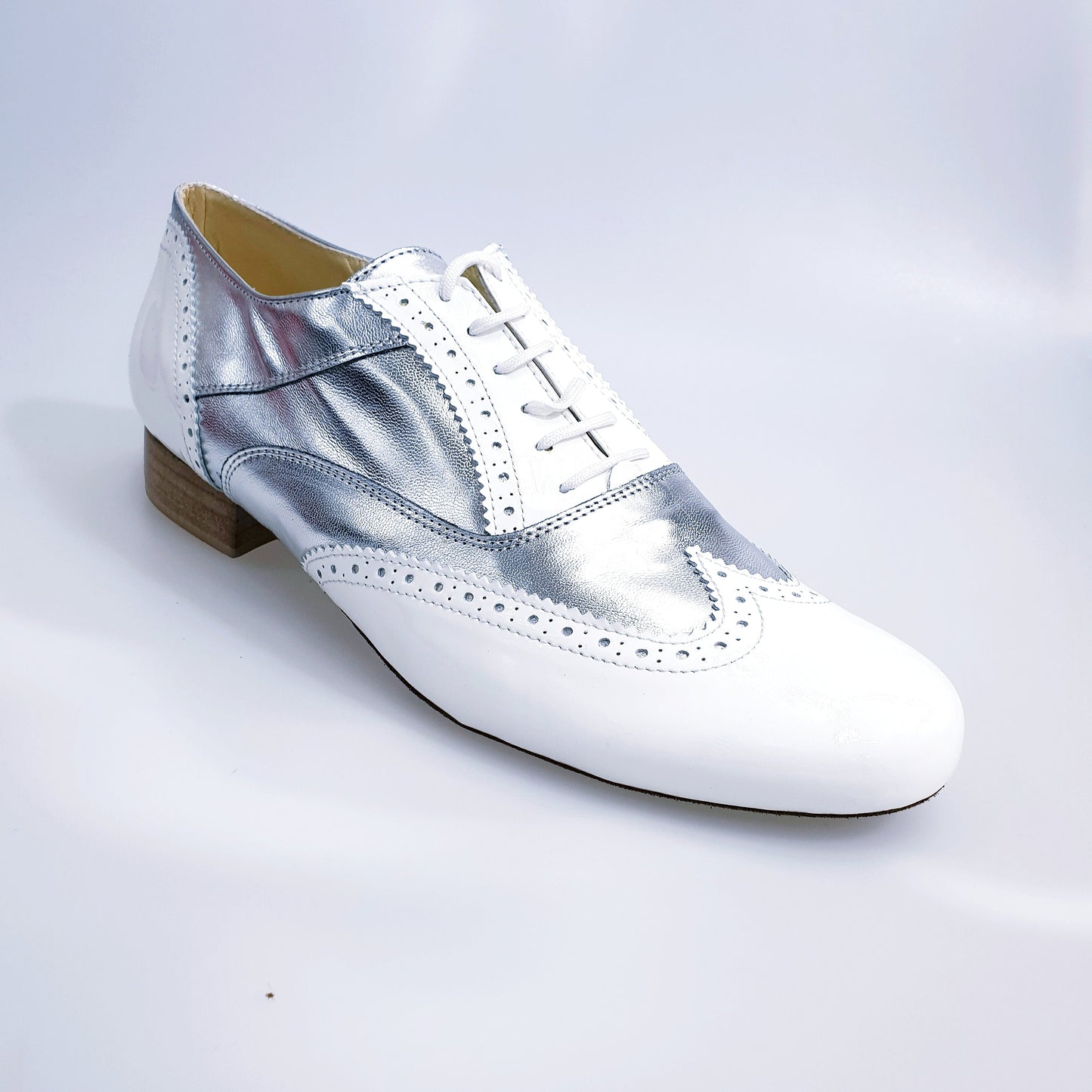 Scarpa stringata coda di rondine Wish Dance Shop modello Oxford Brogue in vernice bianca e pelle argento, forma tonda.