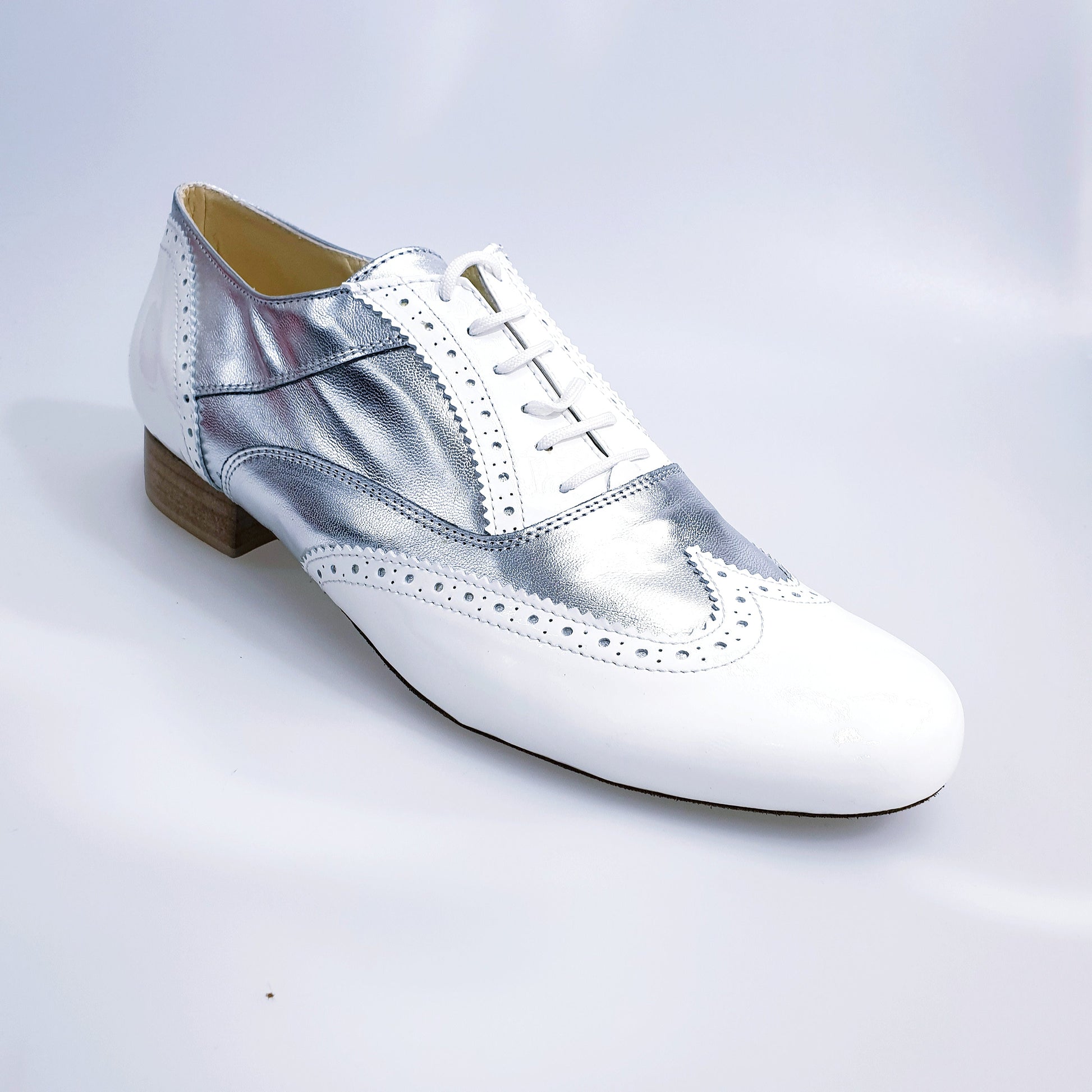 Scarpa stringata coda di rondine Wish Dance Shop modello Oxford Brogue in vernice bianca e pelle argento, forma tonda.