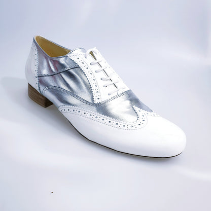 Scarpa stringata coda di rondine Wish Dance Shop modello Oxford Brogue in vernice bianca e pelle argento, forma tonda.