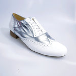 Carica immagine nella Galleria, Scarpa stringata coda di rondine Wish Dance Shop modello Oxford Brogue in vernice bianca e pelle argento, forma tonda.
