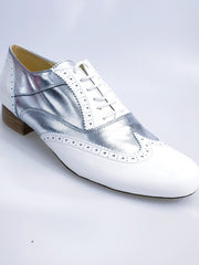 Carica immagine nella Galleria, Adone (MS14) - Stringata Coda di Rondine Mod. Oxford Brogue Scarpa in Vernice Bianca e Pelle Argento Forma Tonda Wish Dance Shop