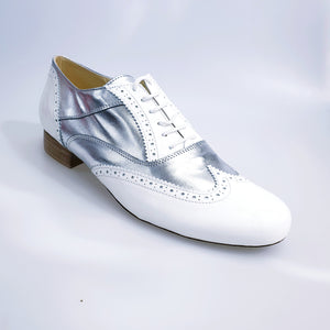 Adone (MS14) - Lace-up Dovetail Mod. Oxford Brogue Shoe in White Patent Leather and Silver Round Shape