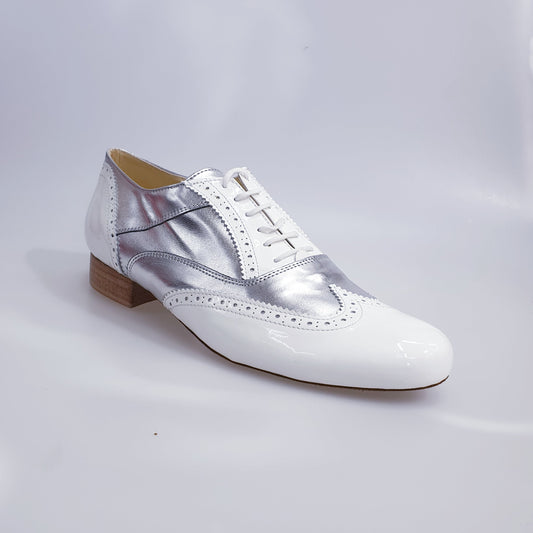 Stringata Coda di Rondine Mod. Oxford Brogue Scarpa in Vernice Bianca e Pelle Argento Forma Tonda Adone, vista laterale