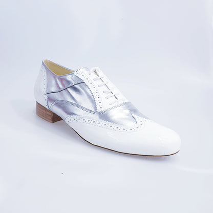 Scarpa stringata coda di rondine Wish Dance Shop in vernice bianca e pelle argento, forma tonda, stile Oxford Brogue.