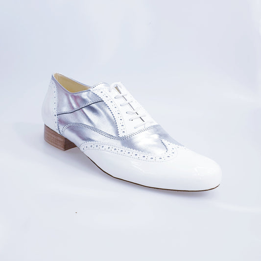 Scarpa stringata coda di rondine Wish Dance Shop in vernice bianca e pelle argento, forma tonda, stile Oxford Brogue.